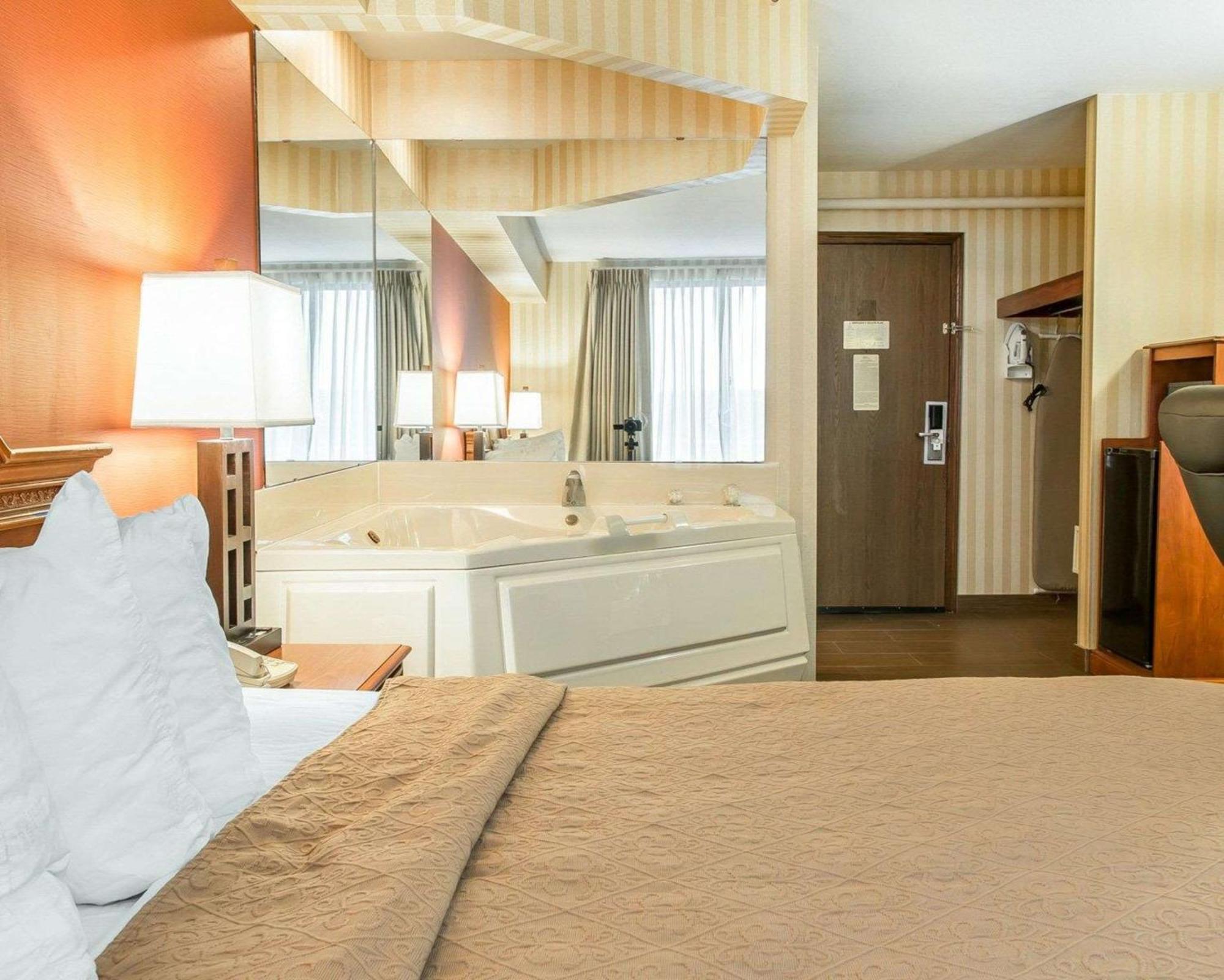 Quality Inn Ґейлорд Екстер'єр фото