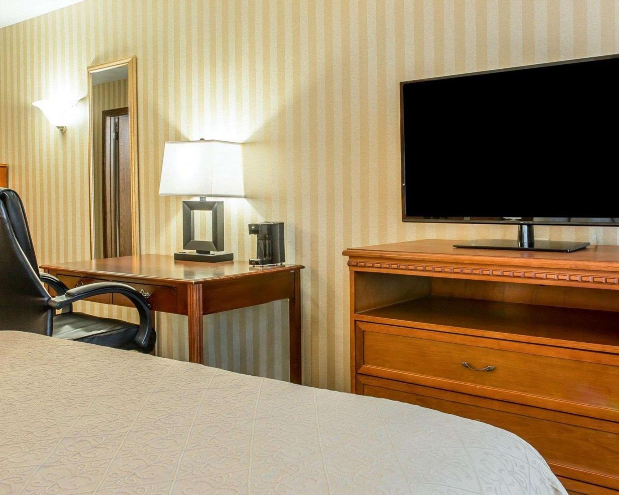 Quality Inn Ґейлорд Екстер'єр фото