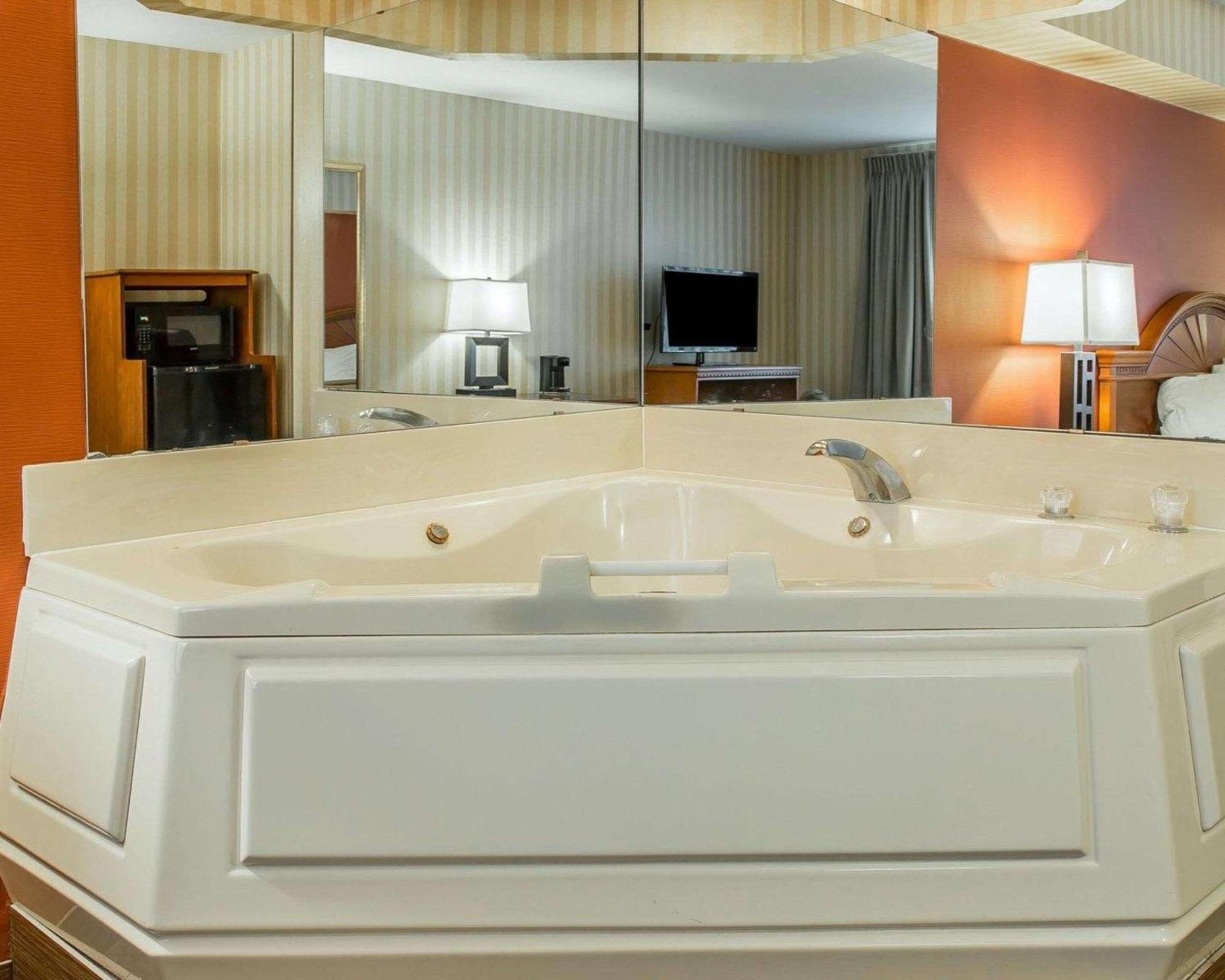 Quality Inn Ґейлорд Екстер'єр фото