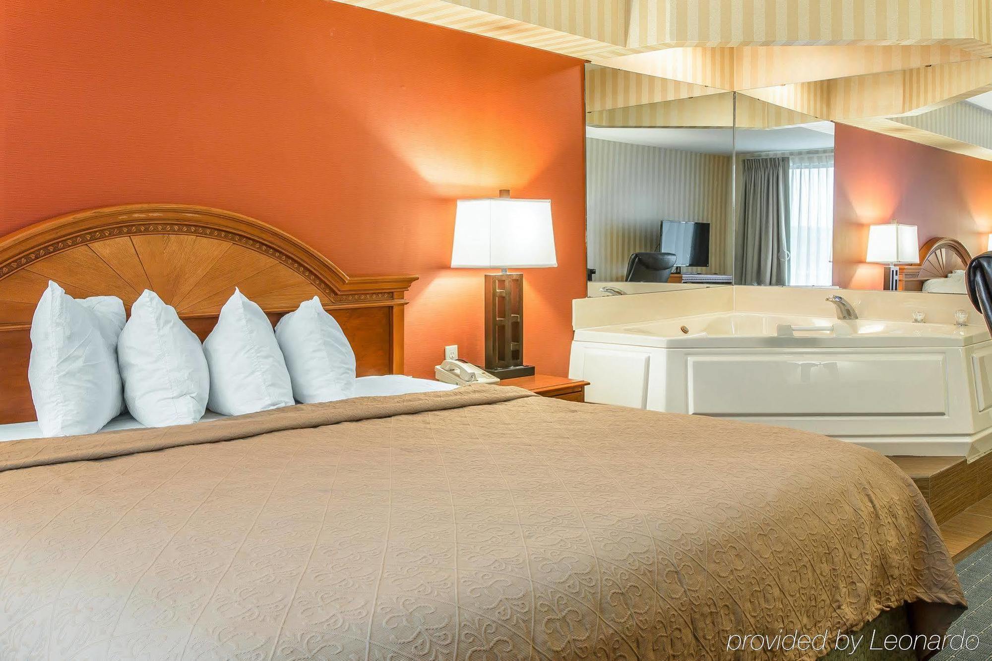 Quality Inn Ґейлорд Екстер'єр фото